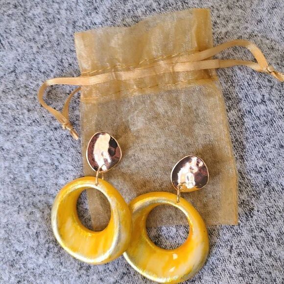 Fashion Jewelry Pierced Gold Tone Drop Hoop Earrings in Yellow Golden Color - Picture 5 of 9